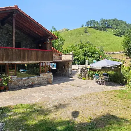 La Vegacha Casa Tradicional Pasiega San Roque de Ríomiera